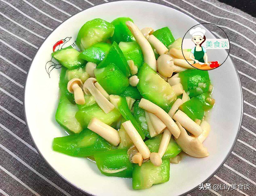 入秋后,这两样素菜一起炒,不放肉也很鲜甜,营养实惠,儿子爱吃