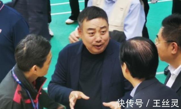 乒乓球|刘国梁现身颁奖,引发现场混乱!女选手抱他被拒,刘诗雯许昕亮相