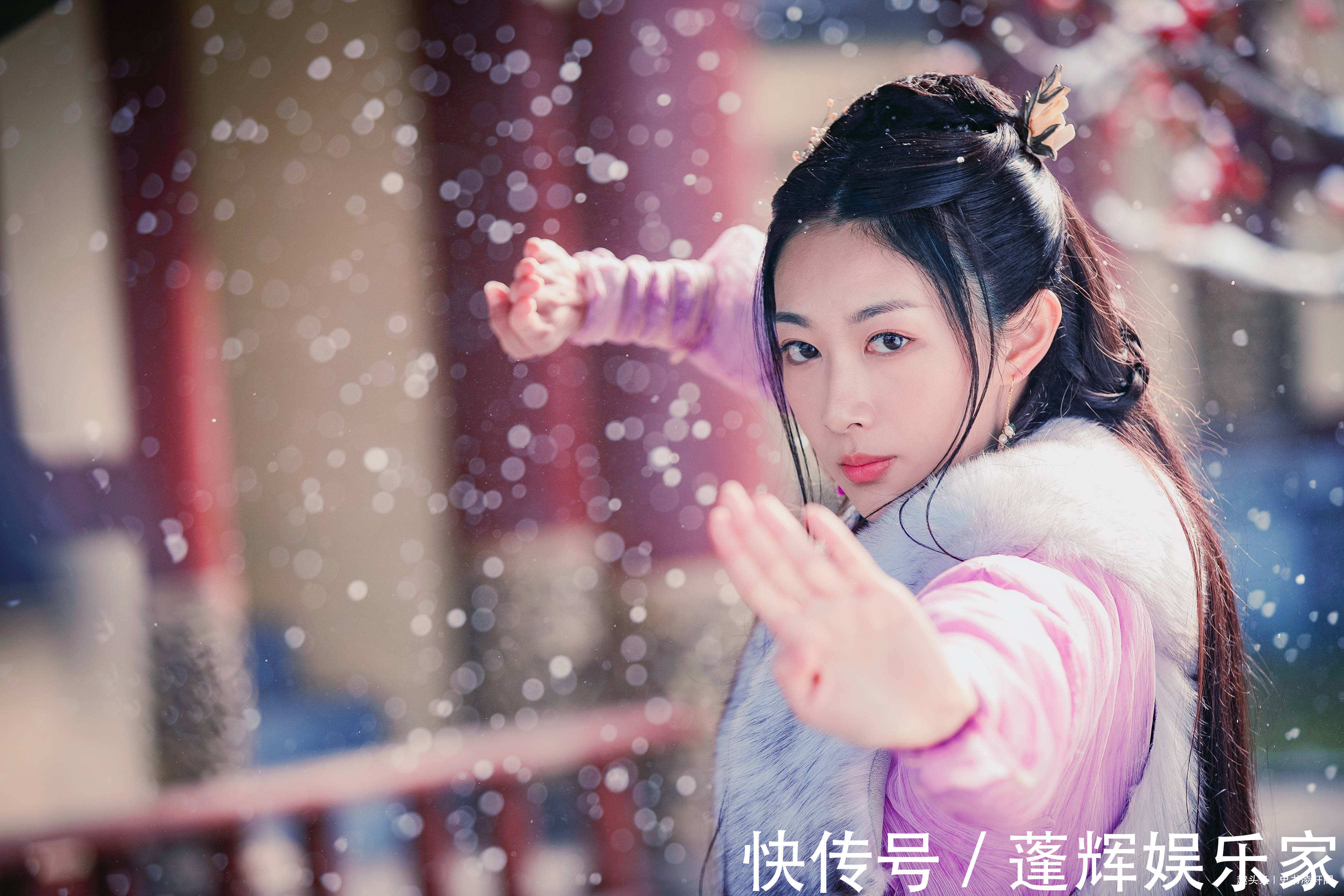 神功&笑傲江湖中,令狐冲得风清扬传授独孤九剑,却也因此错失一门神功