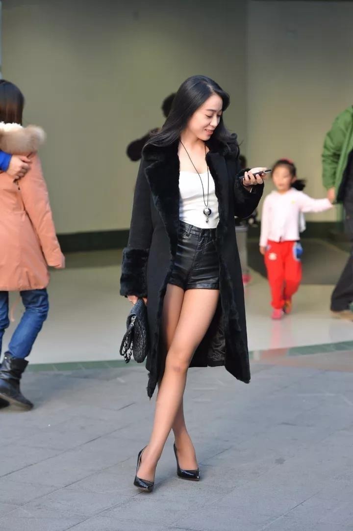 街拍清新靓丽的小姐姐,散发出娇俏女人味,甜