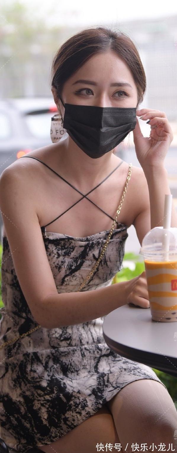 洋气 简单搭配的连衣裙上身特别洋气,穿出时尚个性与风格,甜美可爱