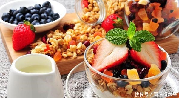 天气如此寒冷,早餐怎样解决水果燕麦片轻松应对