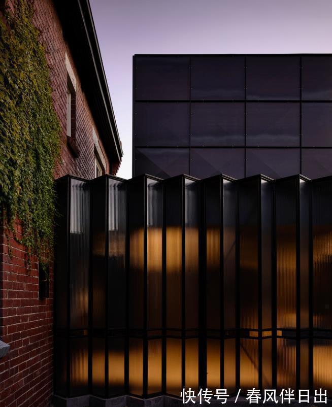 围墙|有院子,我装长虹折叠玻璃做围墙,能开能关不占地,小院一分为二