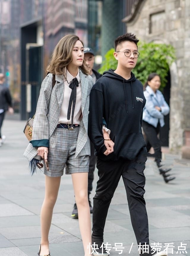 蕾丝|街拍:穿蕾丝半身裙的小姐姐,香肩半露,颜值颇高,真好看!