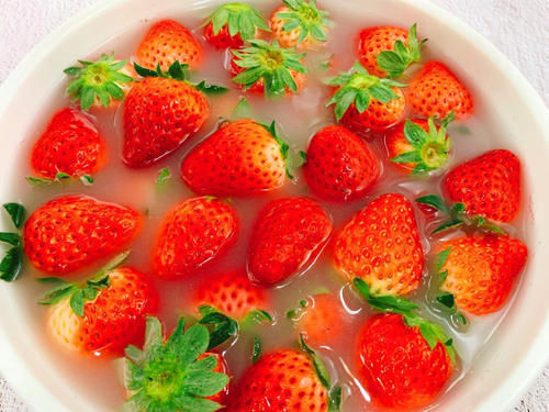 将草莓|清水洗草莓,比没洗还脏,教您2个小妙招,虫卵和污垢自动溜出来