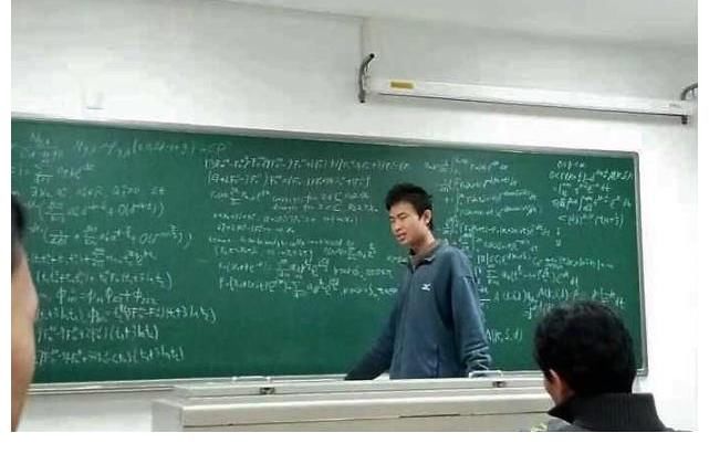 一族|数学天才韦东奕混得差？在北大也是无房一族