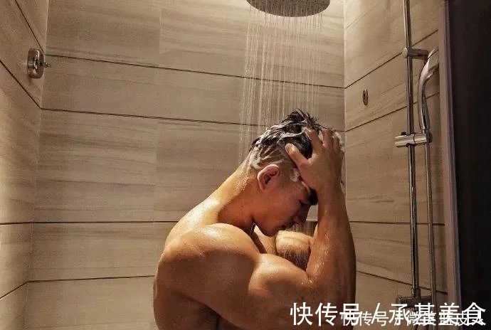 湿身照|92年肌肉猛男因淋浴湿身照走红,这个肌肉什么水平