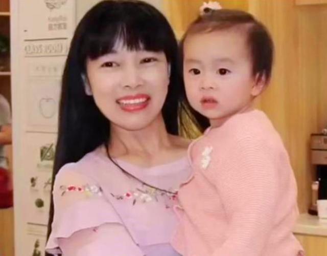 小孙女|50岁“仙女奶奶”公园遛娃,腰围还没小孙女粗,宝妈:羡慕嫉妒恨