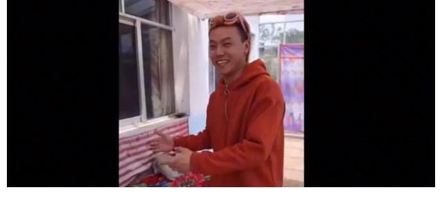 变形计重情义主人公,临别给农村爷爷磕头又盖新房,可惜结局伤感