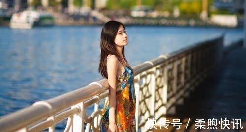 沉影@无力挥毫凝伫处,沉影寒潭月似钩;犹对孤灯语,泪眸飞溅一窗愁