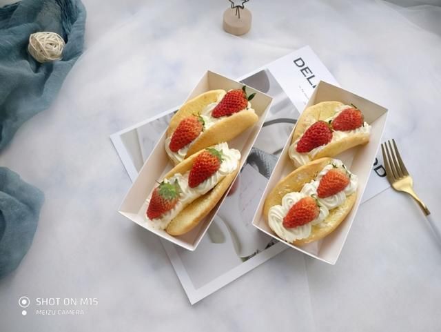 高颜值|松软香甜的美丽俏佳人，草莓抱抱卷，好吃又高颜值