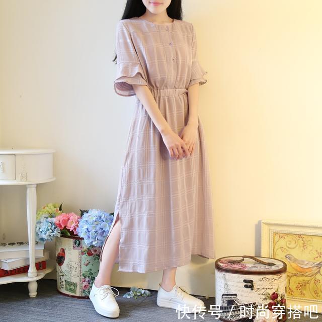 学院风 最新款的小白连衣裙,看上去特别清纯,再搭配一双小白鞋就完美了