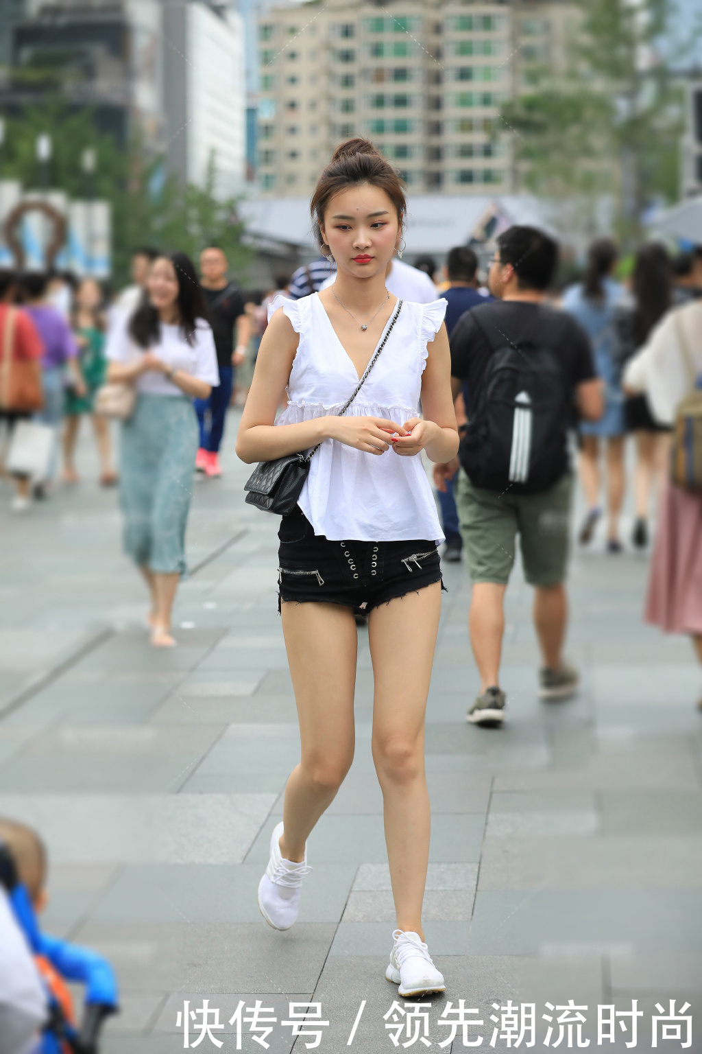 小姐姐|街拍:黑白经典搭配的精致小姐姐,肤白貌美,丸子头清新可人!