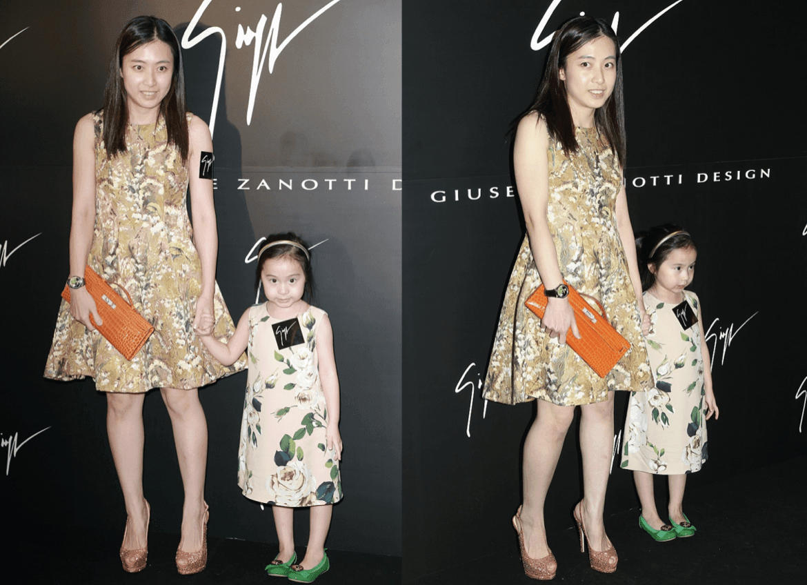 甘比|甘比这次穿对了,身穿一袭黑白色蕾丝拼接连衣裙亮相,优雅又大气