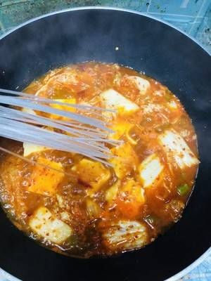 天气越来越冷,送您暖身汤,泡菜肥牛汤,做法简单,吃了全身暖