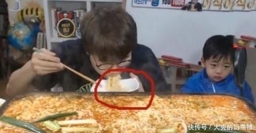 声音|大胃王挑战吃12斤“泡面”,刚吃两嘴就露馅,众人:此招用得好!