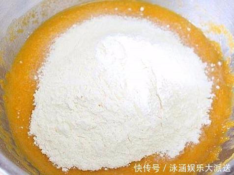 用筷子搅|教你电饭锅蒸发糕,1碗玉米面加2个鸡蛋,出锅比蛋糕好吃