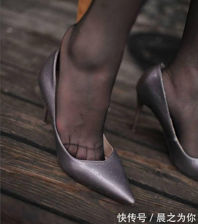 搭配 银色个性优雅高跟鞋搭配,凸显出女生自身优雅气质更加迷人