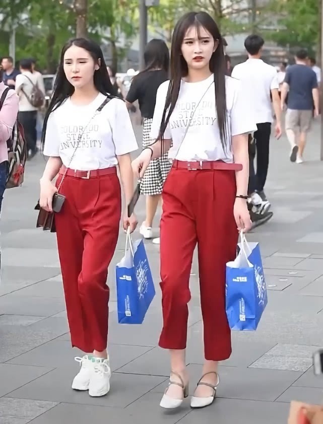 闺蜜同穿“辣椒裤”，一个初中生一个“社会人”，鞋子很重要！