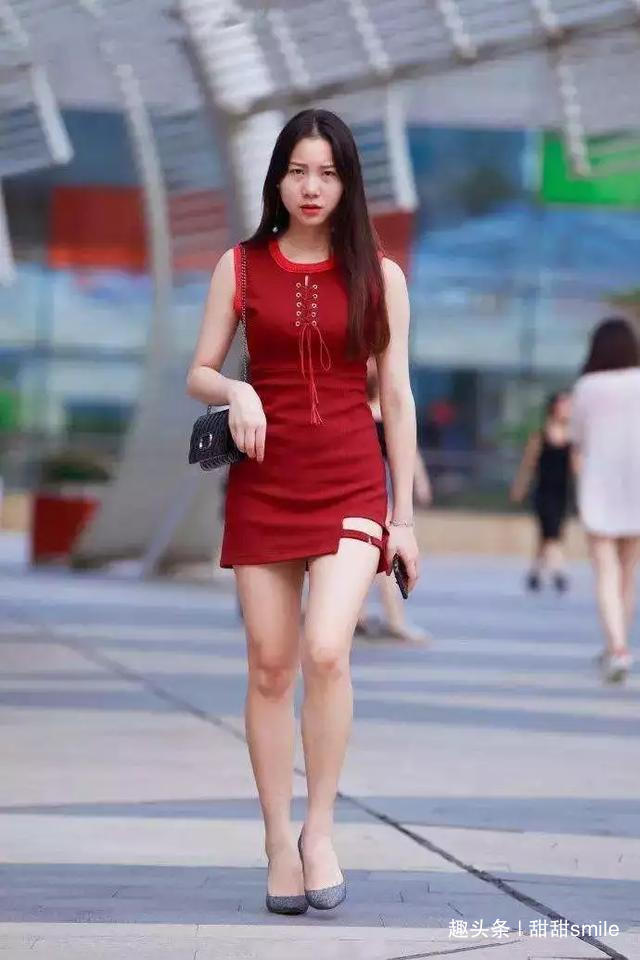 针织连衣裙 脚上穿着浅黄色的渐变高跟鞋,尖头款式与铆钉修饰显得更加有气质