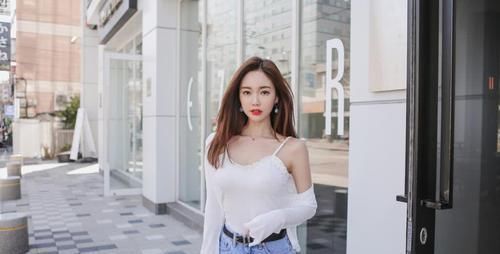 小姐姐爱穿紧身牛仔裤，露出细腰，好身材秀出来！