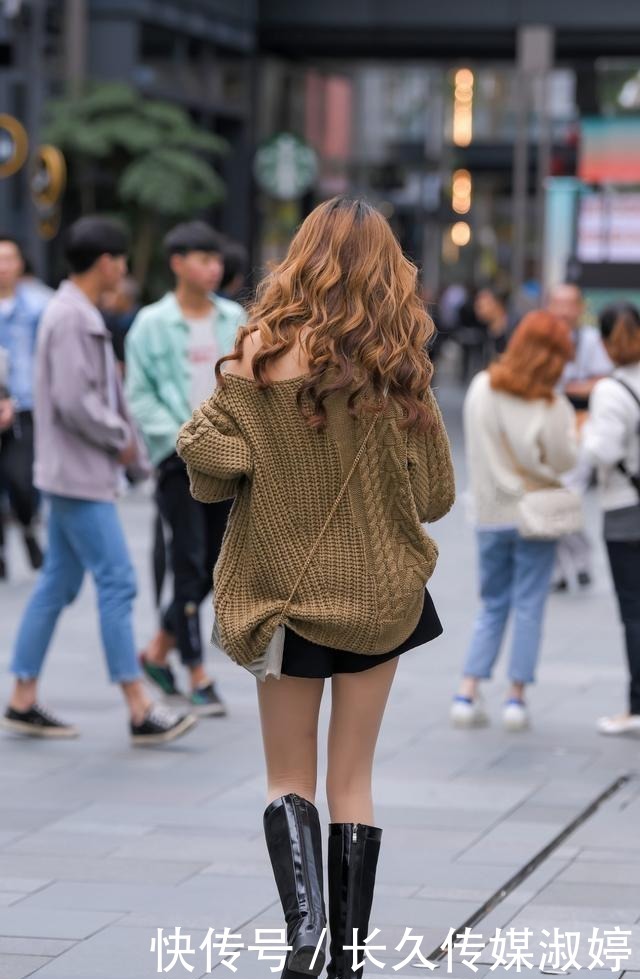 褐色|褐色单肩毛衣搭配黑色中筒靴，保暖个性，时尚感十足