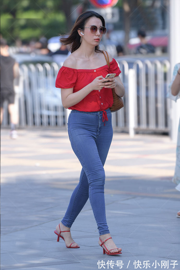 小姐姐|清新的一字肩配紧身牛仔裤,穿着简约又显瘦,美的优雅有气质