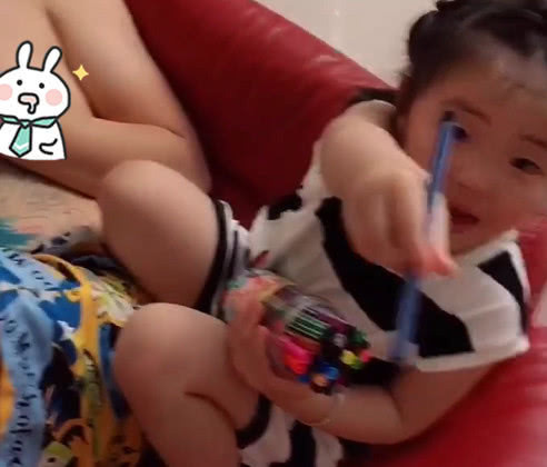 奶爸|“真皮画板奶爸”被女儿嚯嚯,无意间偷“瞄”的眼神也是绝了