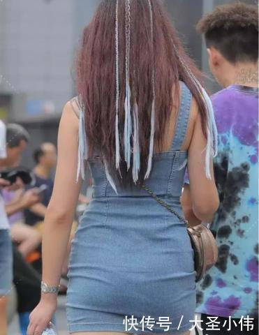 炫彩|美女街拍美女一身牛仔上衣,配上炫彩发型,hold全场
