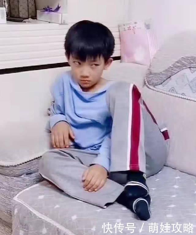 爸爸抱着女儿柔情似水，儿子坐角落“冷眼旁观”，妈妈笑翻