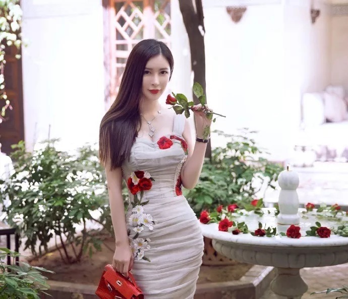 裙子搭配高跟鞋，优雅时尚充满魅力