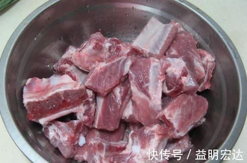 为什么给排骨焯水之后肉质更腥更柴了?水用错了,好吃才怪