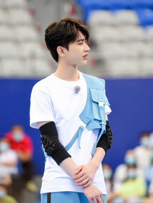 张含韵扑向蔡徐坤怀里，他的下意识举动难度太高，避嫌避出新高度