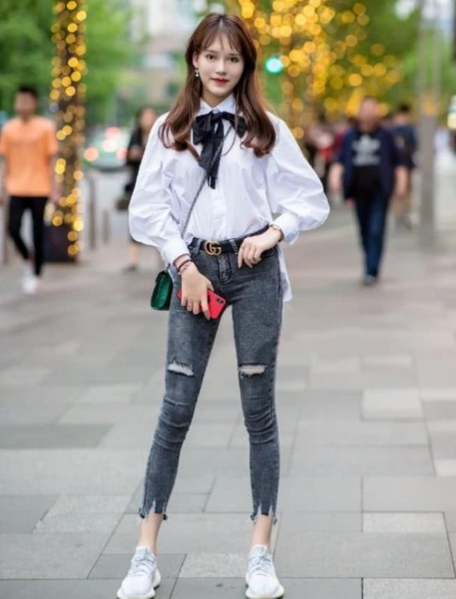 小姐姐|街拍小姐姐吊带的黑色上衣搭配牛仔短裤,清凉而又不失个性
