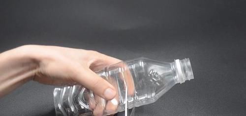 在门口放一个塑料瓶,太聪明了,解决了困扰大家的一大难题,真棒