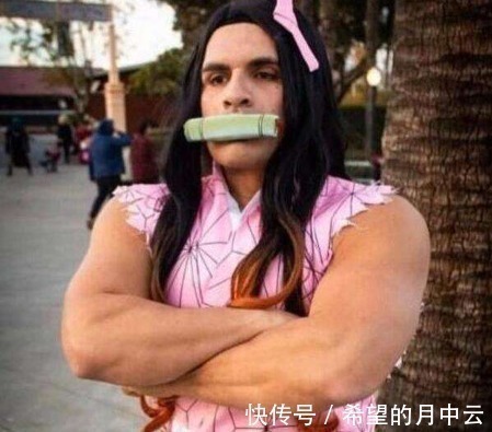 新一君|3种极端祢豆子cos,到底是女装大佬好看还是“祢豆子”好看