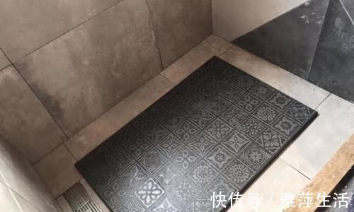 材料|卫生间地面不要再贴瓷砖了，头次见有人铺这种代替，下水快又防滑