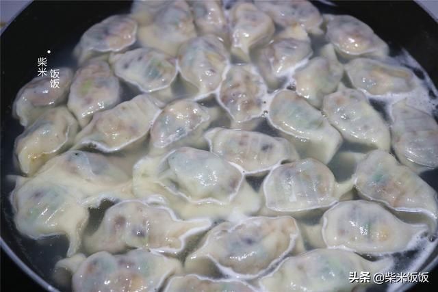 韭菜饺子，别总搭配鸡蛋了，教你这样调馅，个个爆汁更好吃