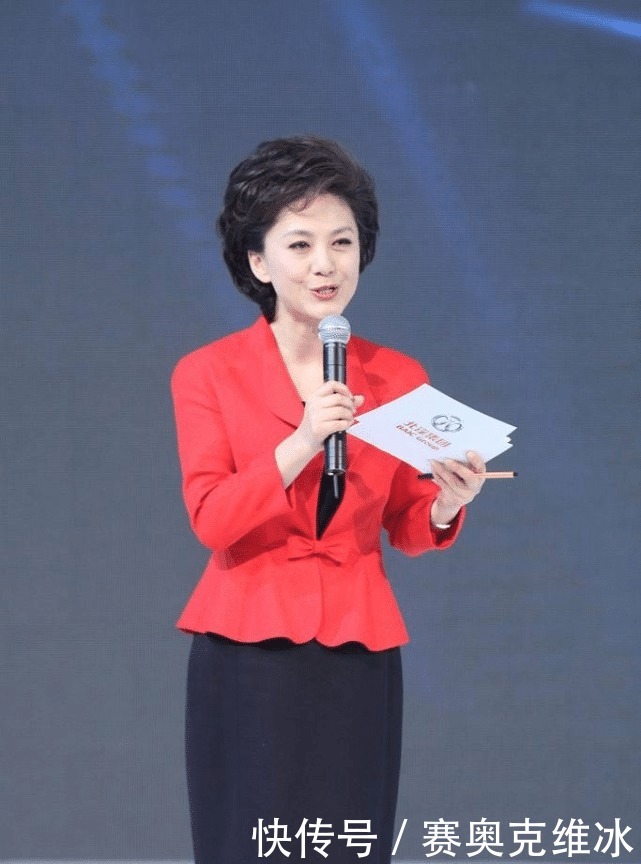 海霞私下的时候也挺正式的,穿职场装显气质,双眼迷离却很温柔