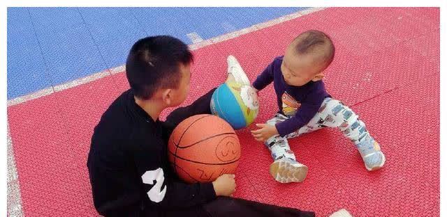 写作业|“二胎家庭”的日常太戳心了,哥哥要写作业,下一秒举动充满无奈