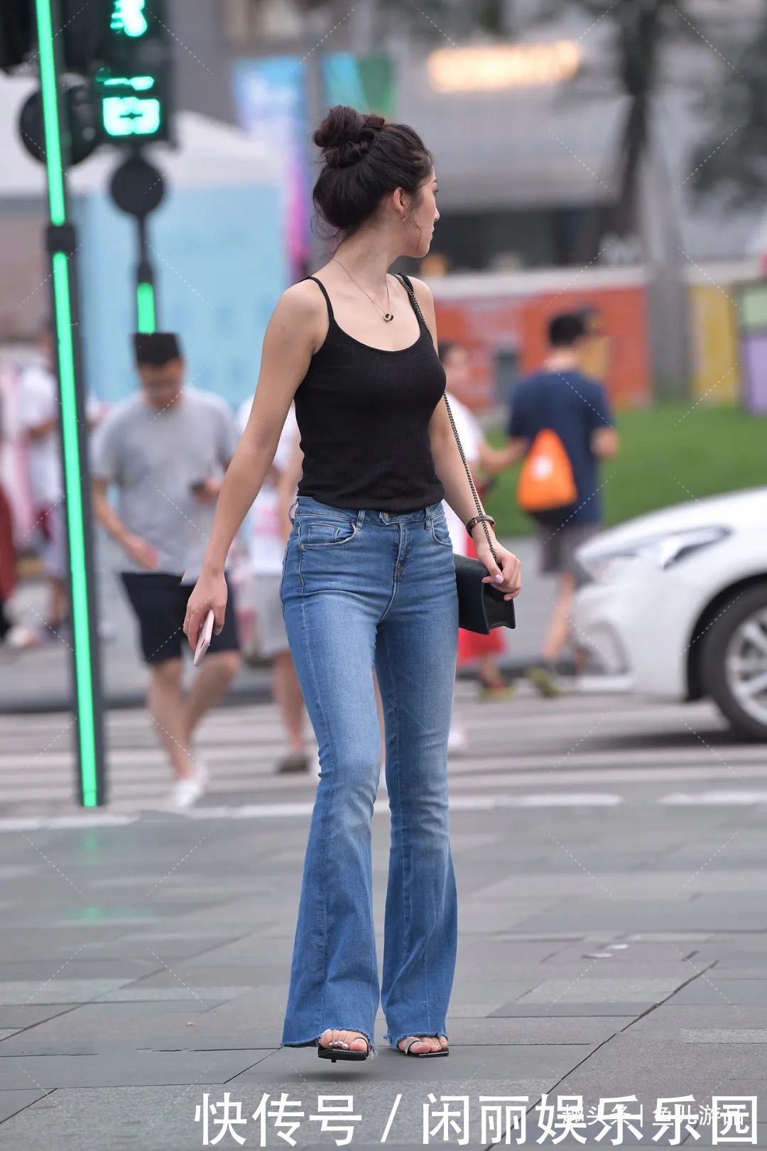 美女|街拍：黑色吊带搭配宽松喇叭裤，背面镂空成亮点，搭配简单也很美