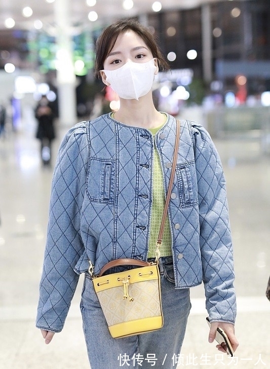 元气 任敏就像“小清新女主”,一身蓝色系穿搭清新元气,看着就很甜