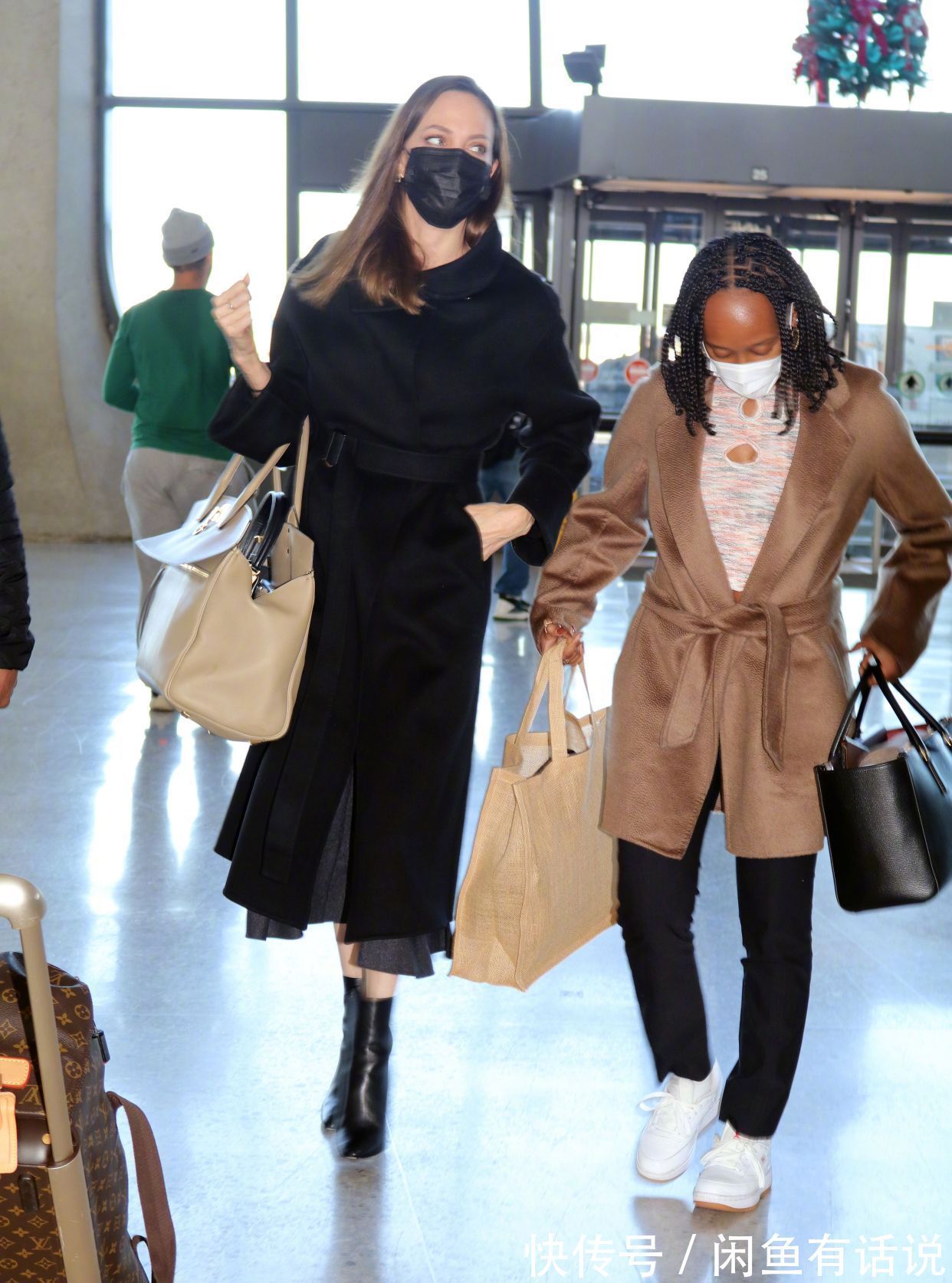 穿搭|朱莉又穿黑大衣走机场,配短靴气场真强,身旁女儿被衬得像小助理