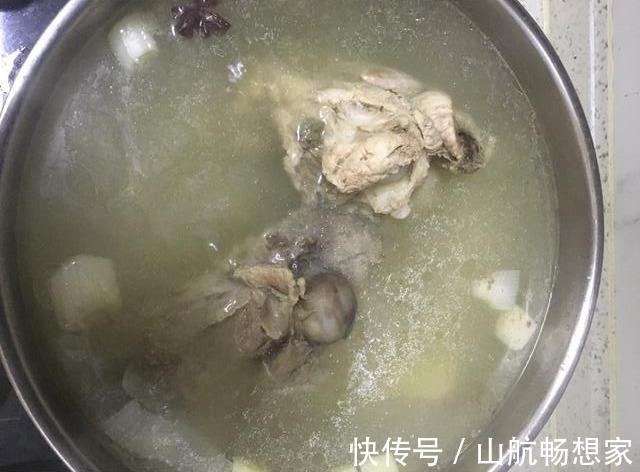 骨头|面馆骨头汤里加了什么？喝起来特别香浓，多方打听，我才知道原因