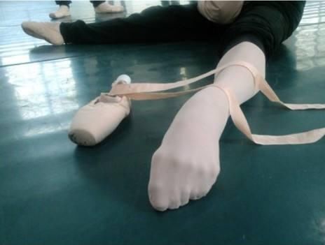 活到|每晚睡前坚持拉足背,让你活到98,比走一万步都管用