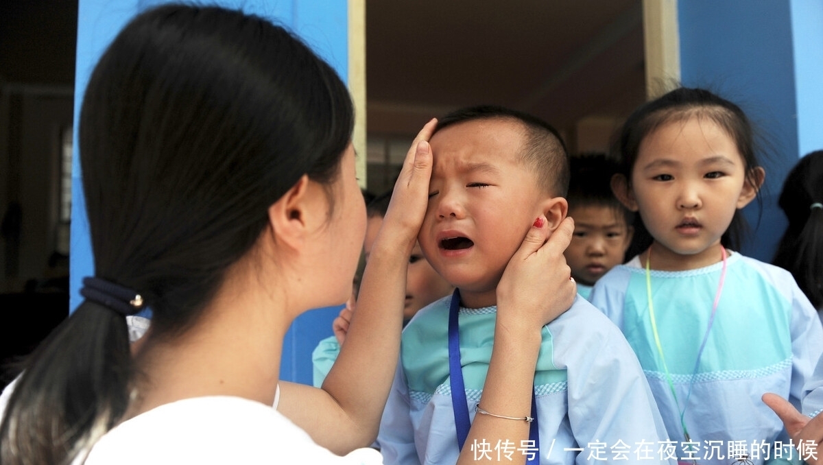 心理|孩子刚入学哭闹耍赖是心理焦虑反应，家长切不可大意需正确疏导