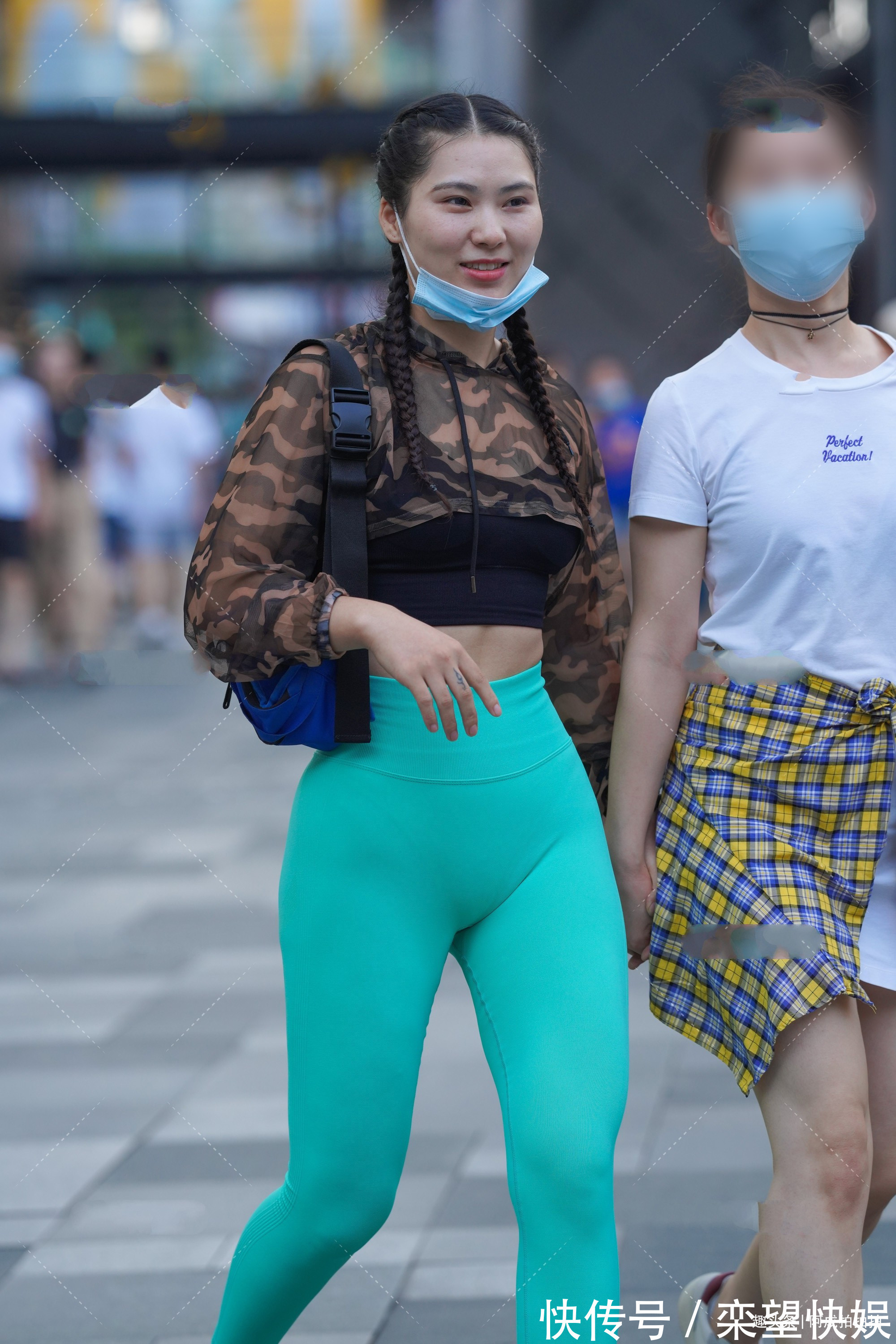 搭配 迷彩短款卫衣搭配湖蓝色紧身运动裤,气质出众,引领时尚潮流