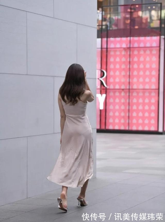 街拍|街拍美图 吊带连衣裙穿搭的小姐姐