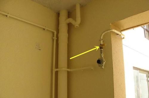 生活用水|买了顶楼,刚把阳台改成开放式厨房,物业就找上门了,碍了谁家