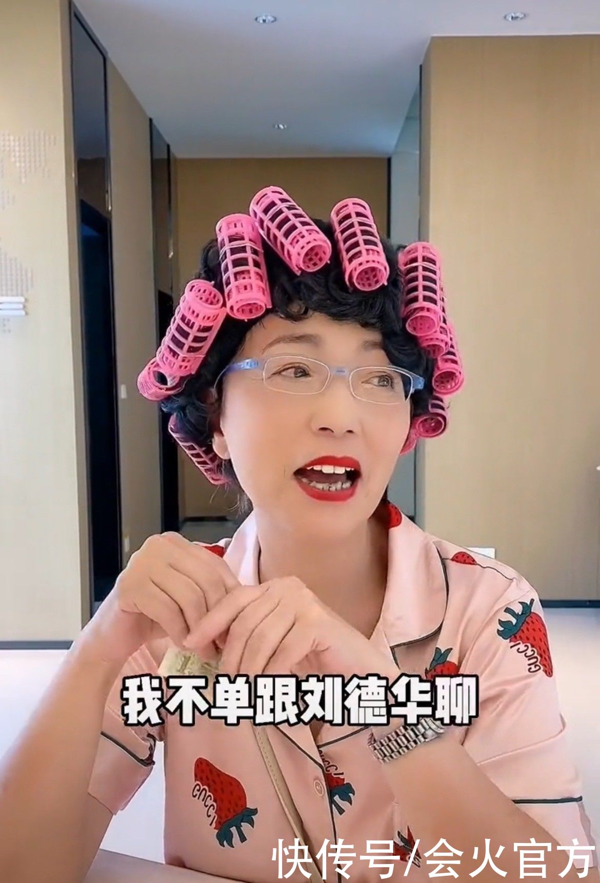 石榴姐|“石榴姐”现身乡村务农,墙上满是烟灰污垢,身价过亿生活仍节俭